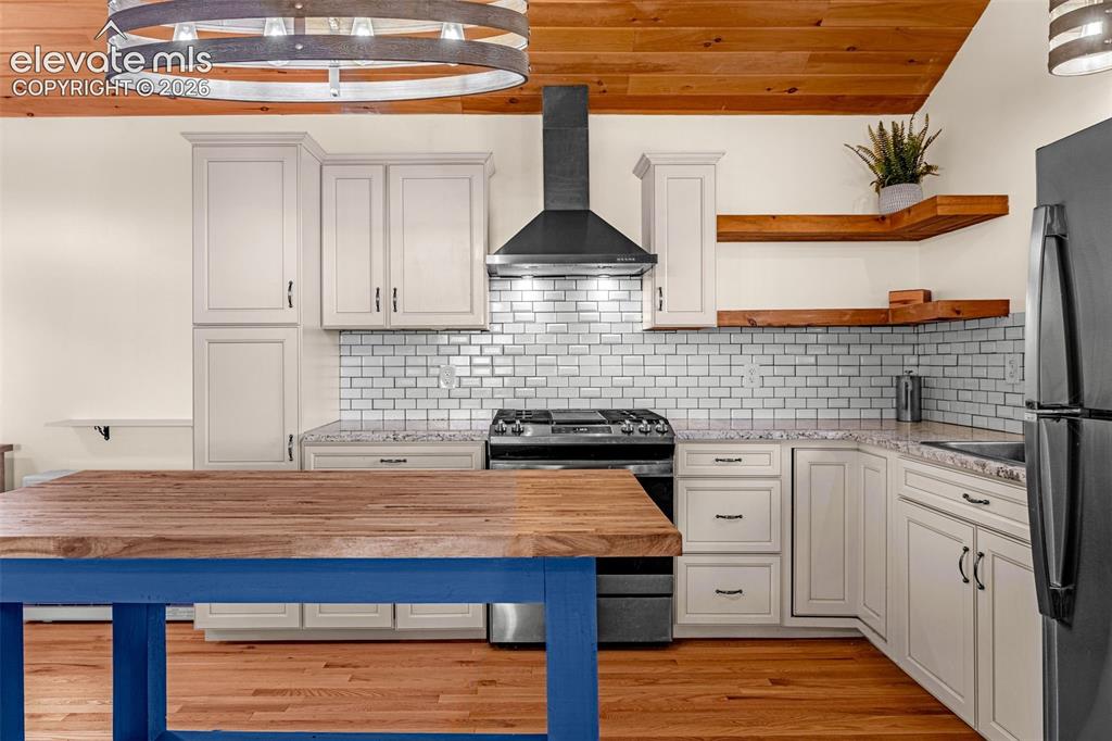 Image 15 of 48: Kitchen