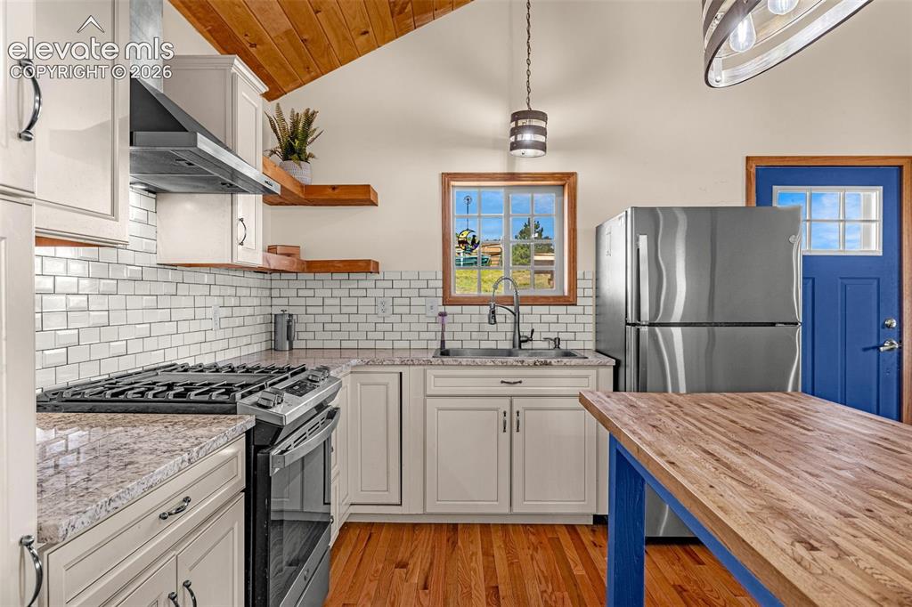 Image 16 of 48: Kitchen