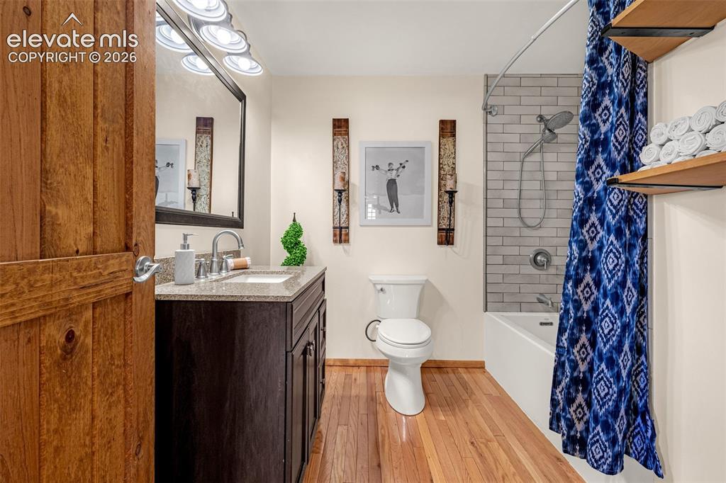 Image 17 of 48: Bathroom