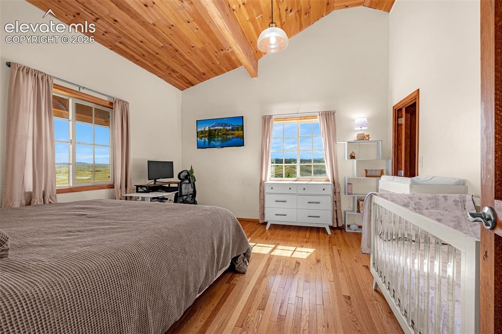 Image 18 of 48: Bedroom