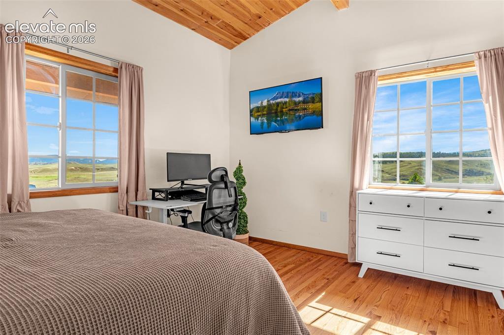 Image 19 of 48: Bedroom