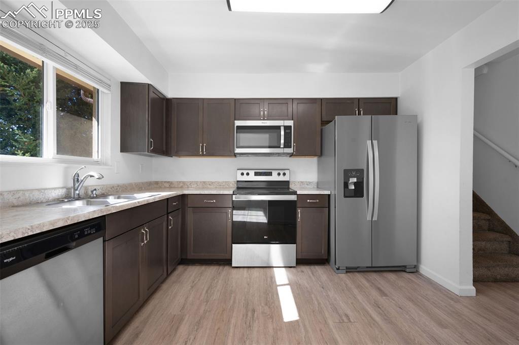 Image 13 of 32: Kitchen