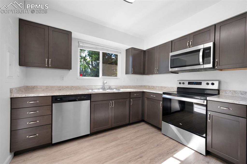 Image 14 of 32: Kitchen