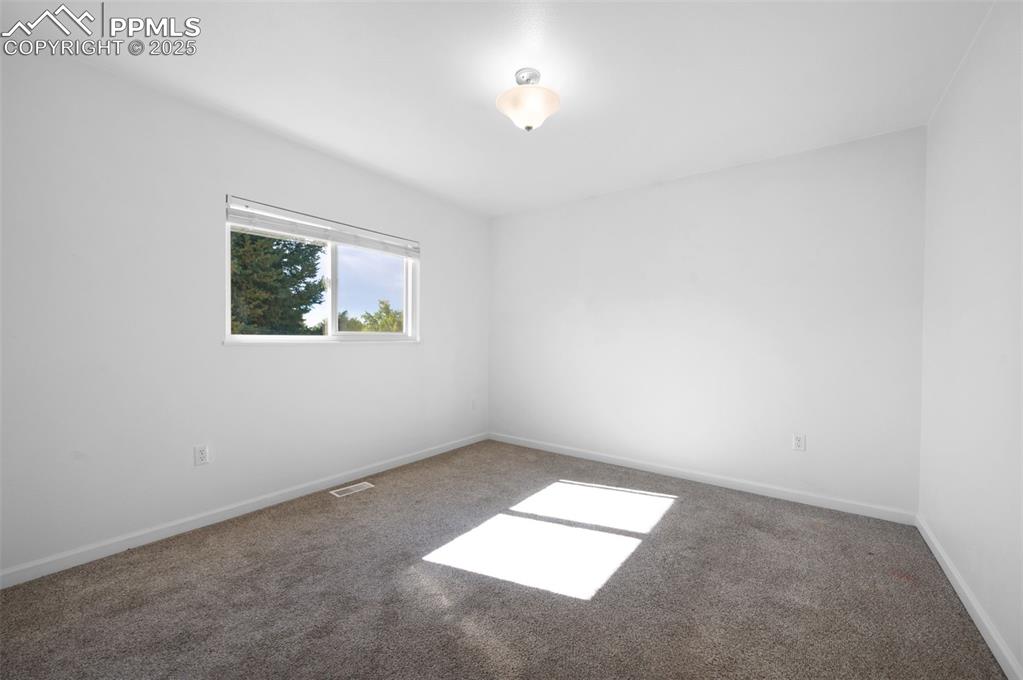 Image 15 of 32: Bedroom