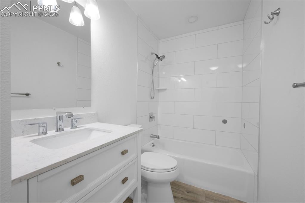Image 17 of 32: Bathroom