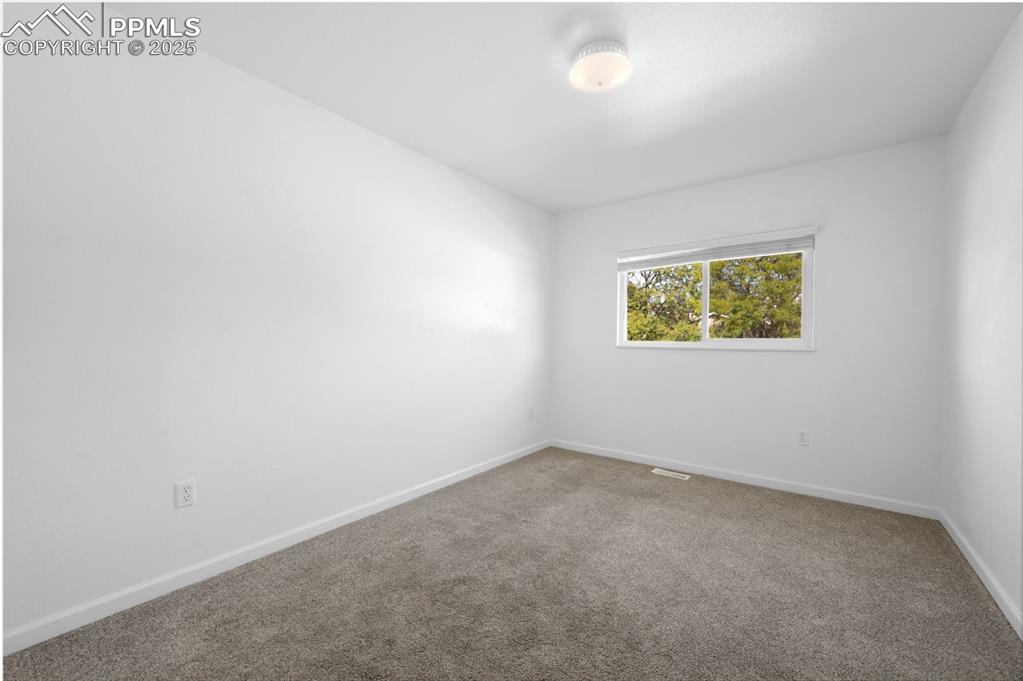 Image 18 of 32: Bedroom