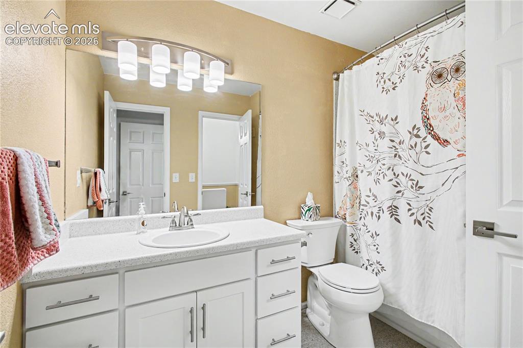 Image 17 of 25: Full bath located between primary and guest bedrooms