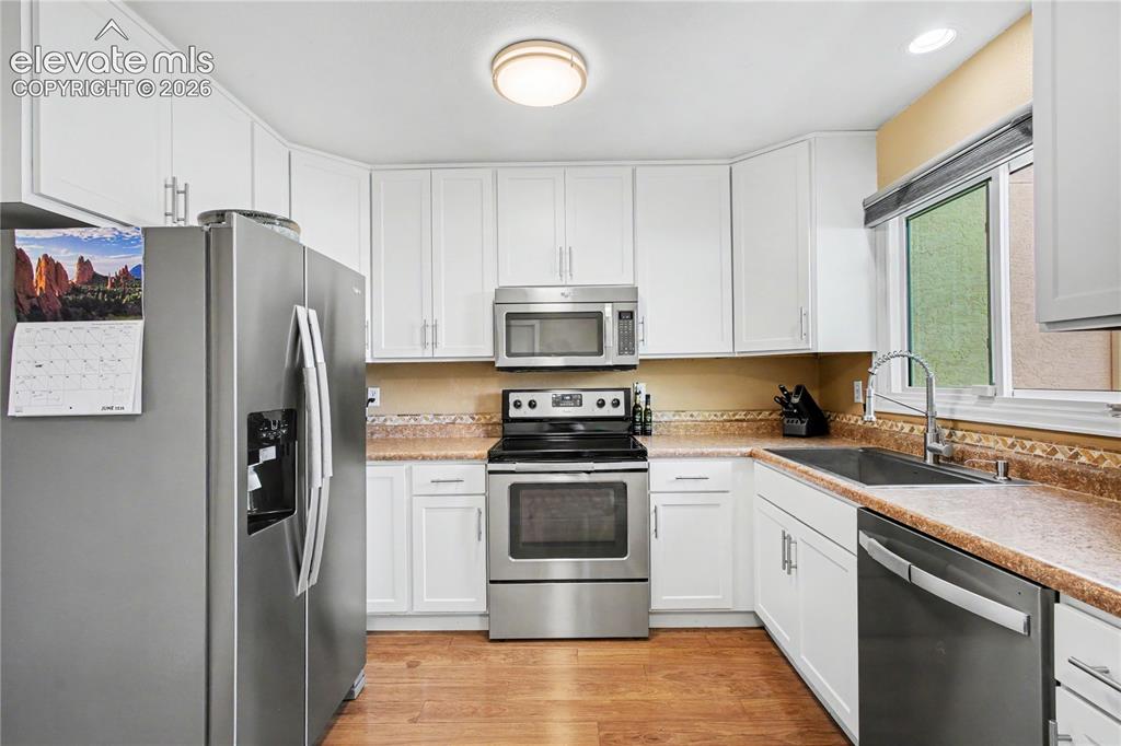 Image 8 of 25: Kitchen