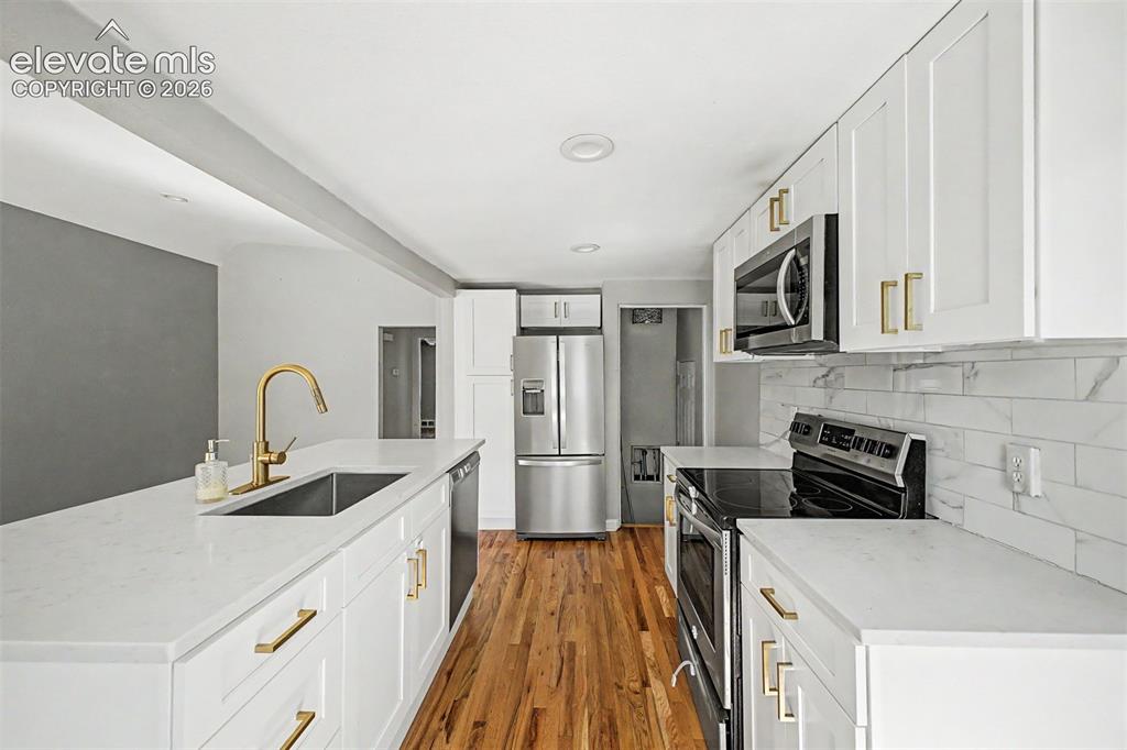 Image 15 of 40: Dining area off the kitchen