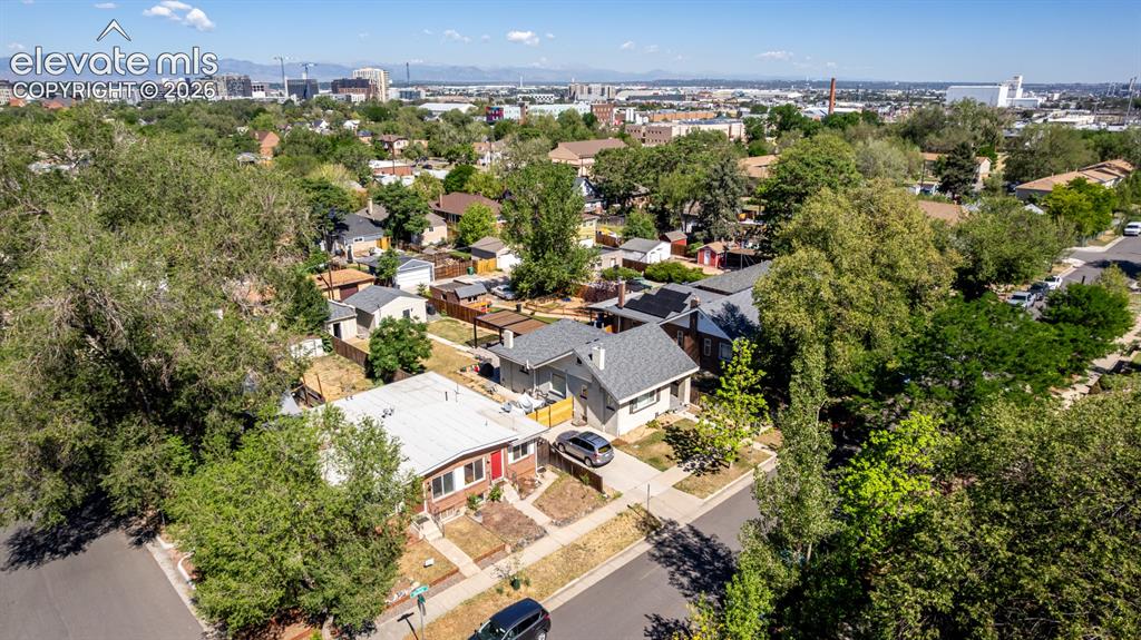 Image 34 of 40: Expansive backyard space