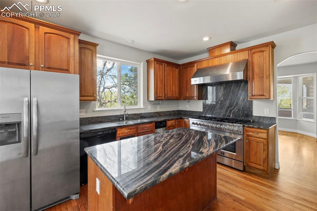 Image 11 of 50: Dining Room