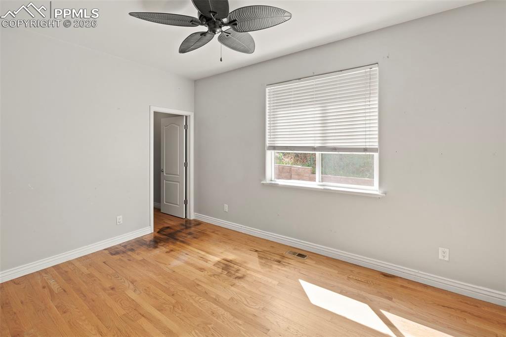 Image 19 of 50: Living Room