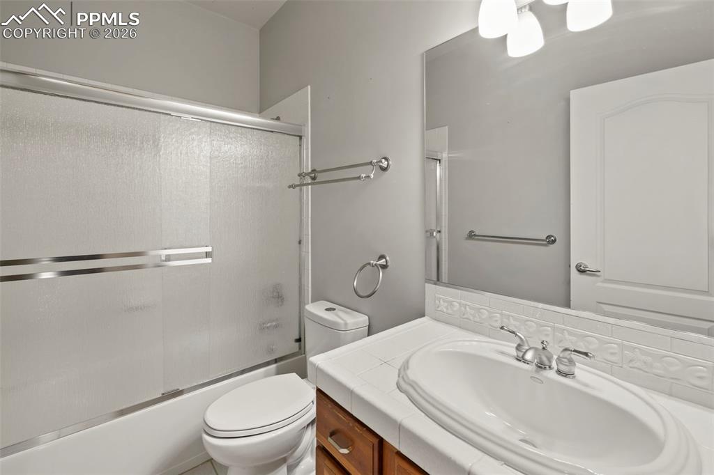 Image 21 of 50: Living Room