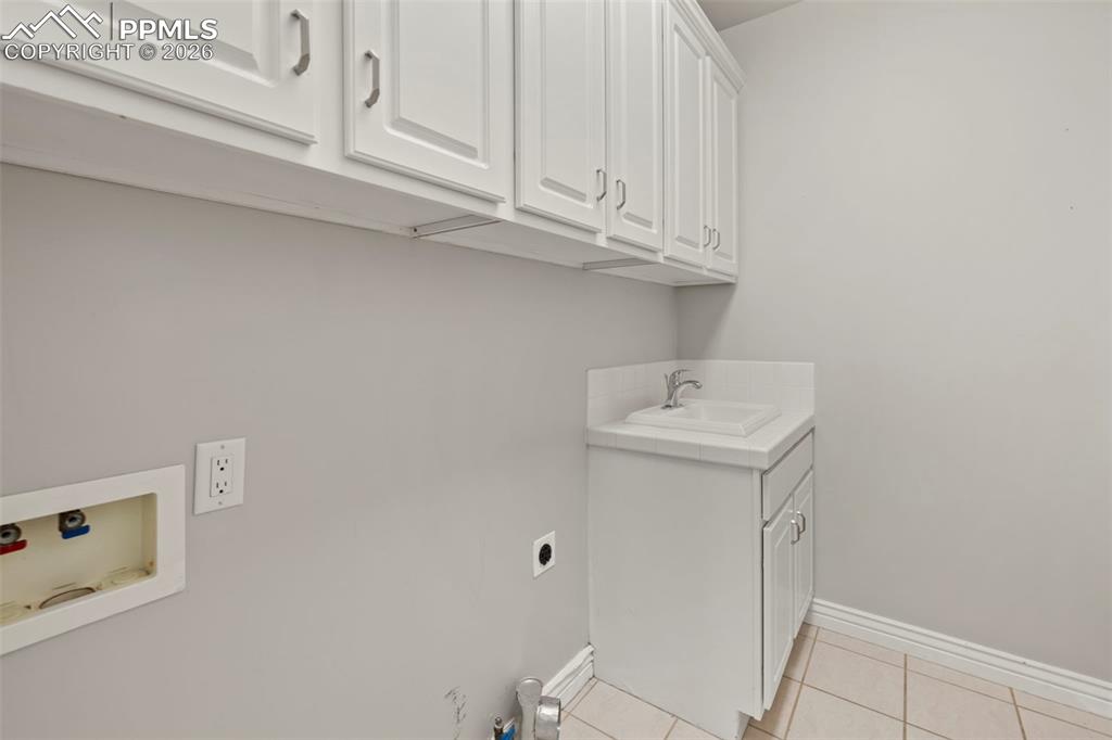 Image 22 of 50: Bedroom