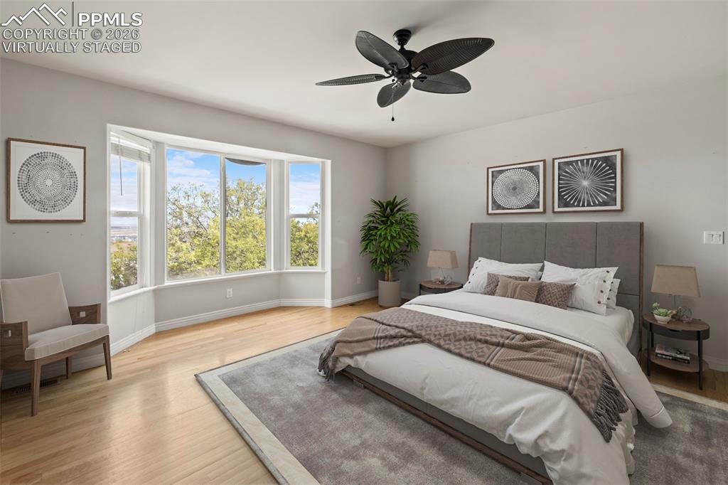 Image 23 of 50: Bedroom