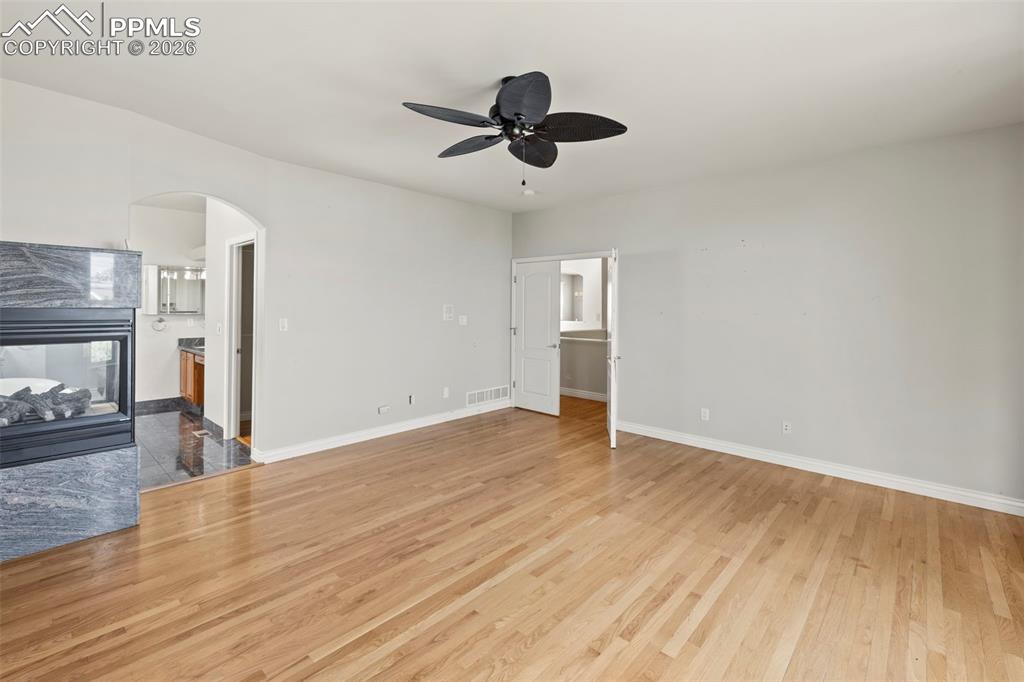 Image 25 of 50: Laundry