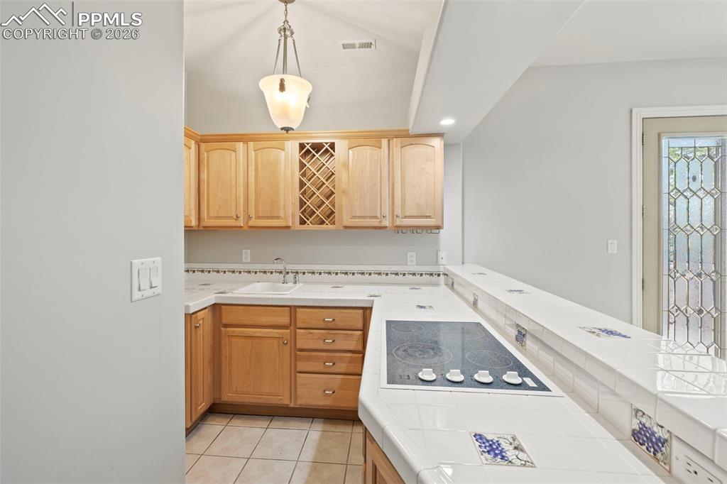 Image 35 of 50: Office