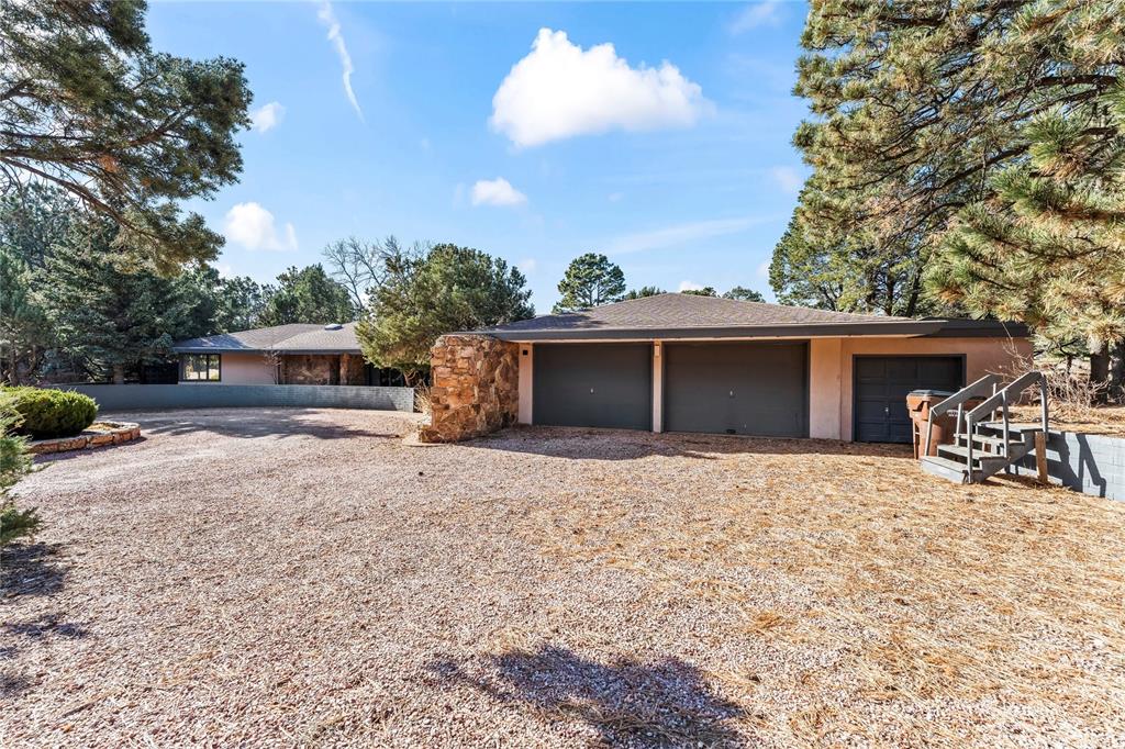 Image 14 of 24: Garage