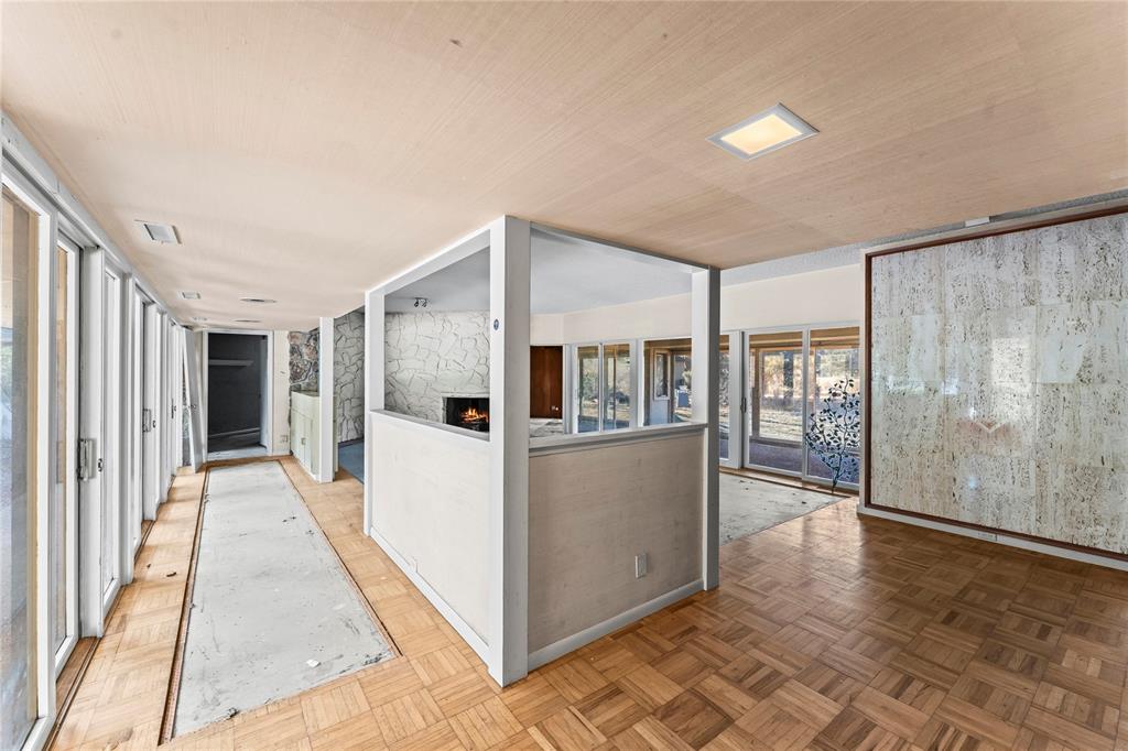 Image 3 of 24: Entry