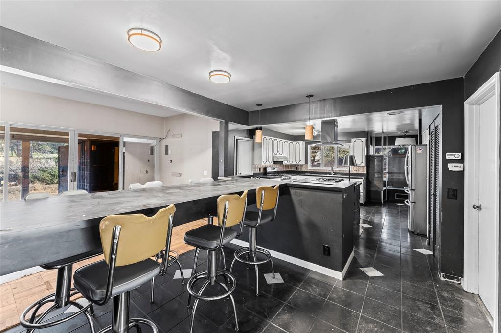 Image 4 of 24: Kitchen