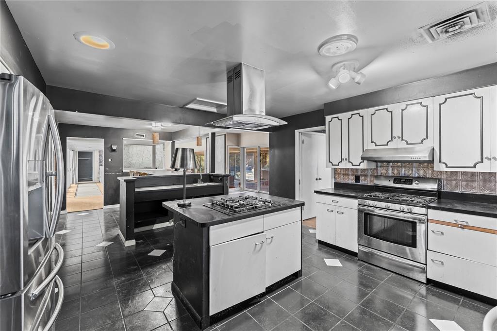 Image 5 of 24: Kitchen