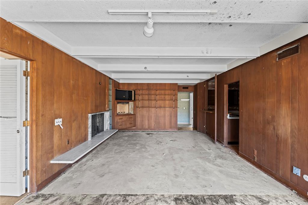 Image 9 of 24: Living Room