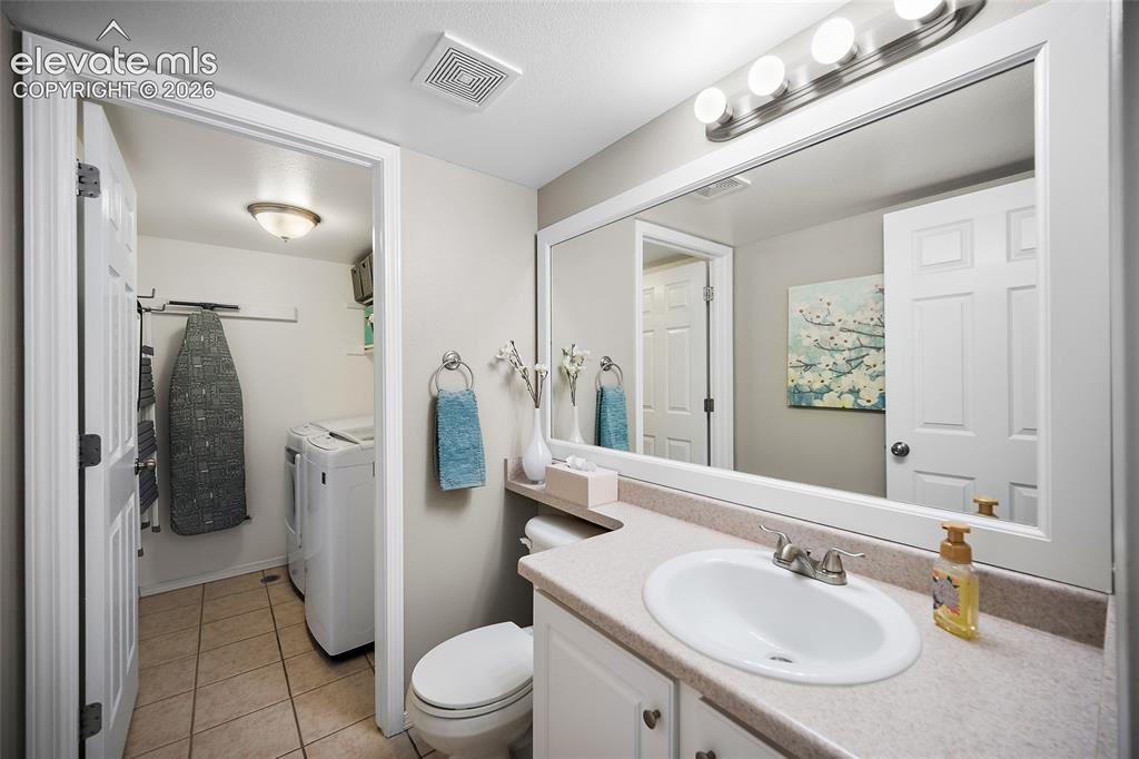 Image 16 of 48: Bathroom