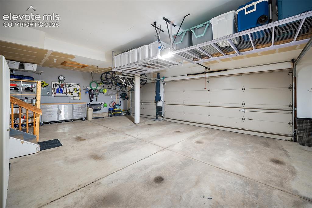 Image 35 of 48: Garage