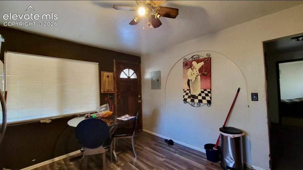 Image 9 of 12: Office