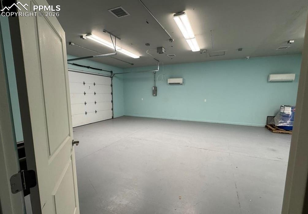 Image 30 of 50: Garage