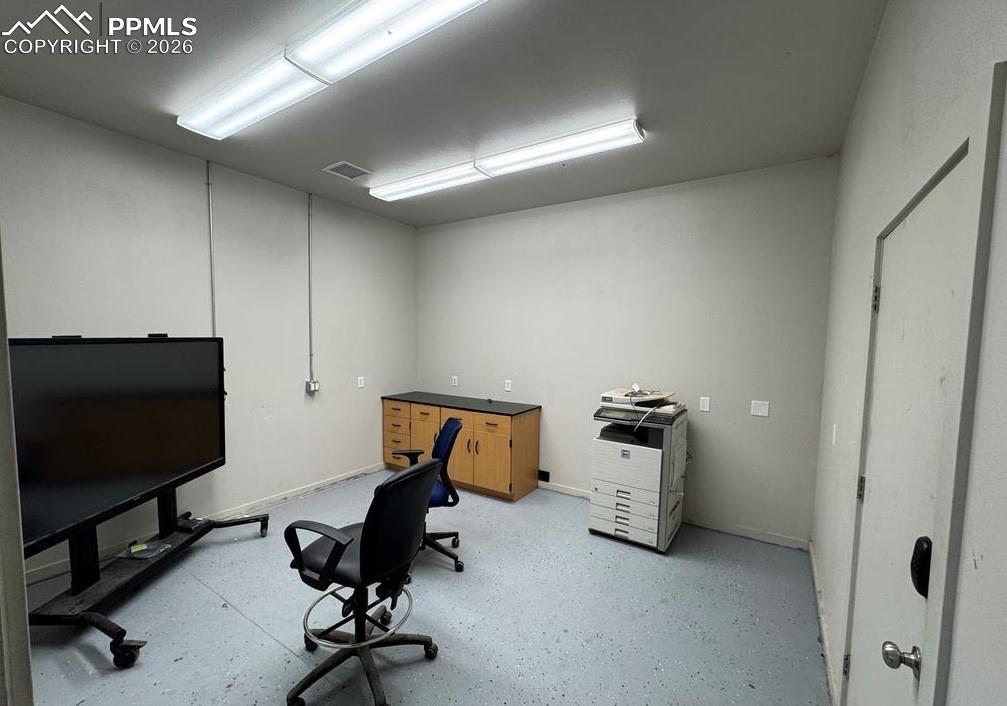 Image 34 of 50: Office