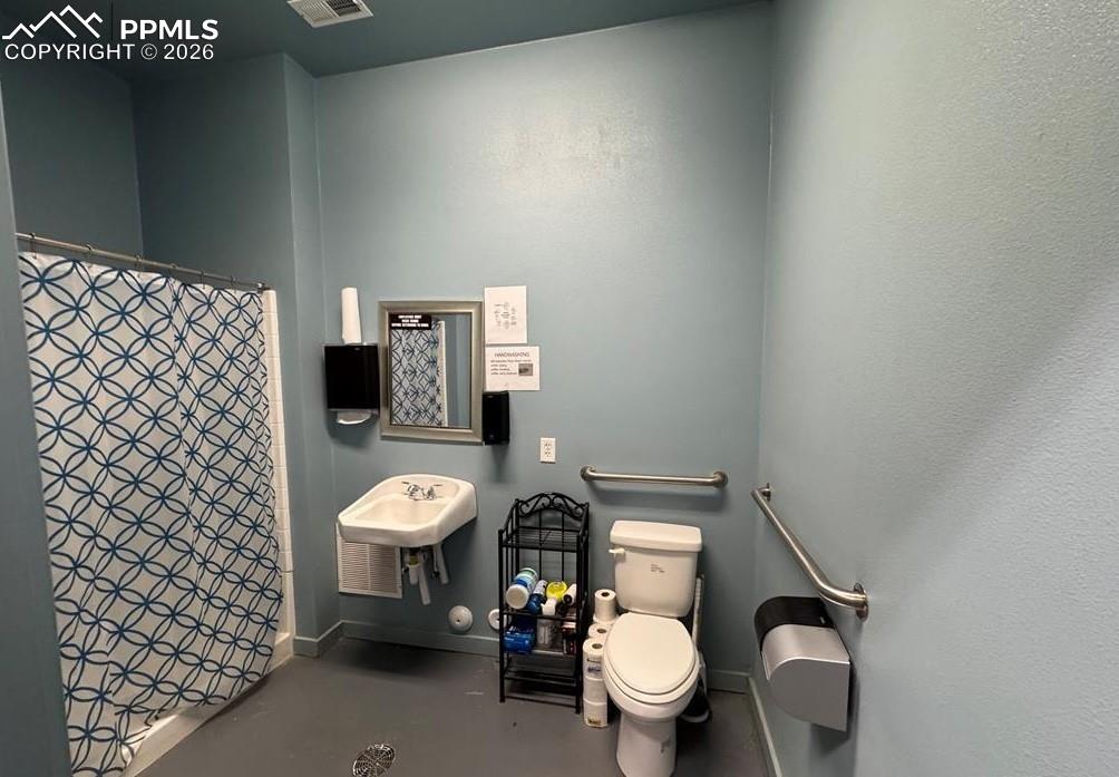 Image 35 of 50: Bathroom