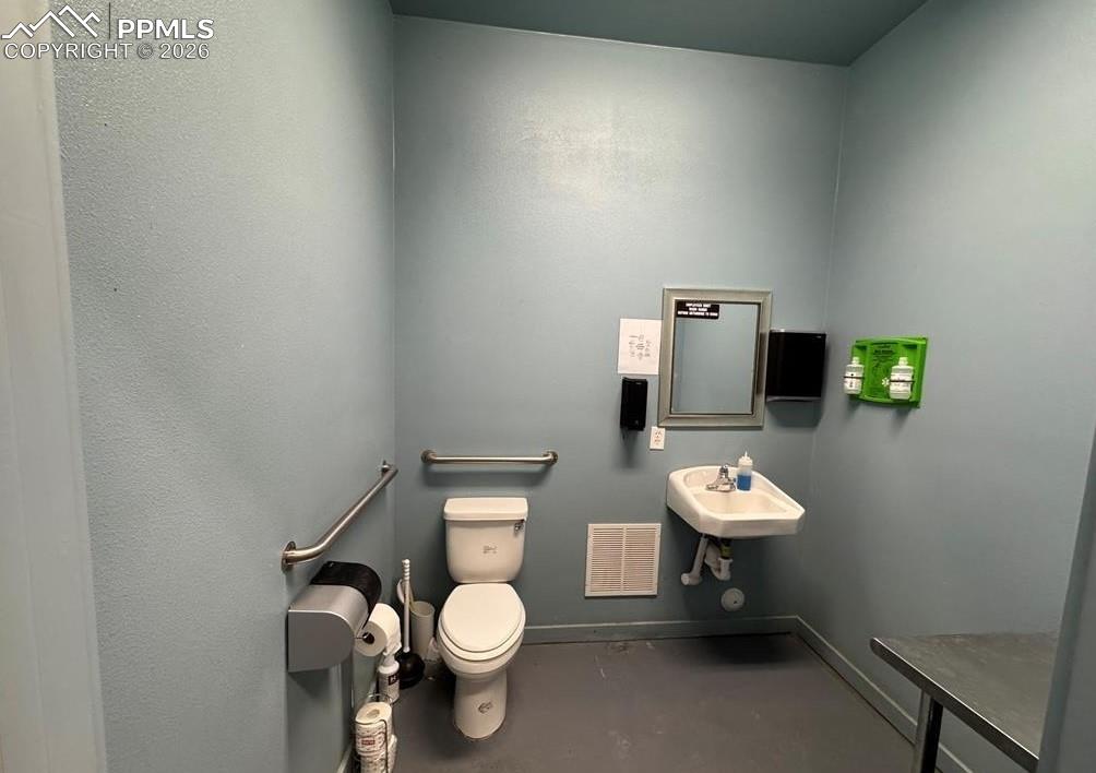 Image 36 of 50: Bathroom