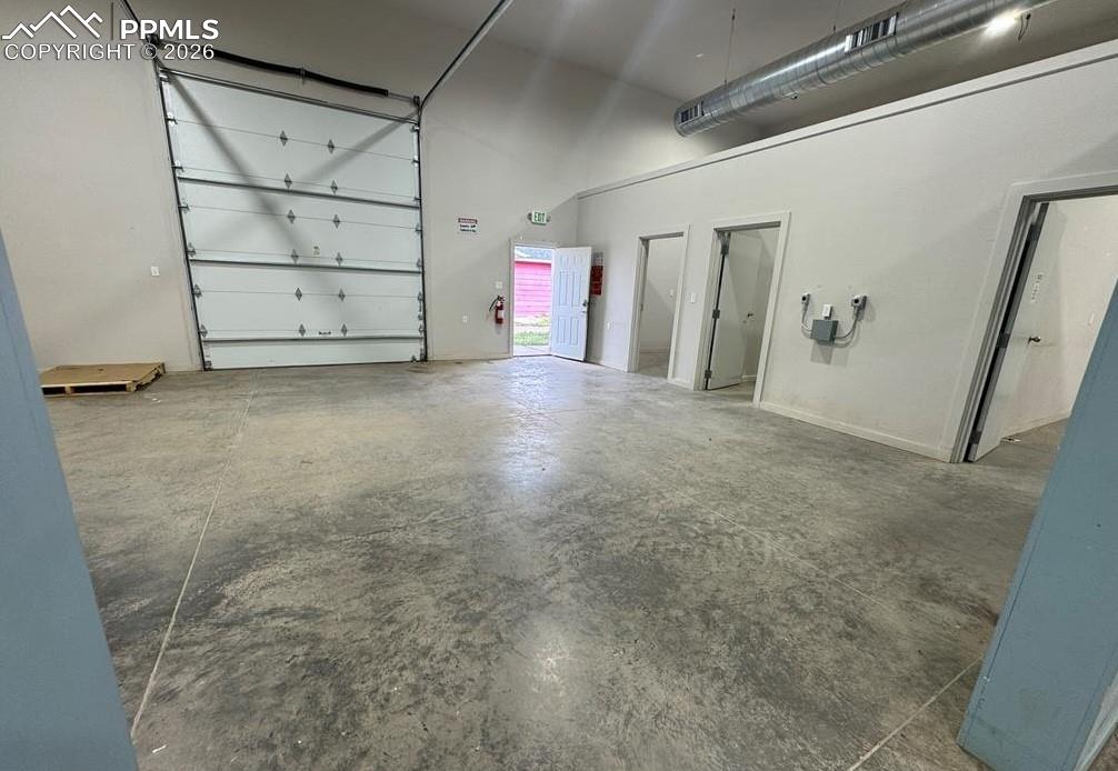 Image 42 of 50: Garage