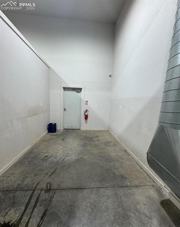 Image 43 of 50: Garage