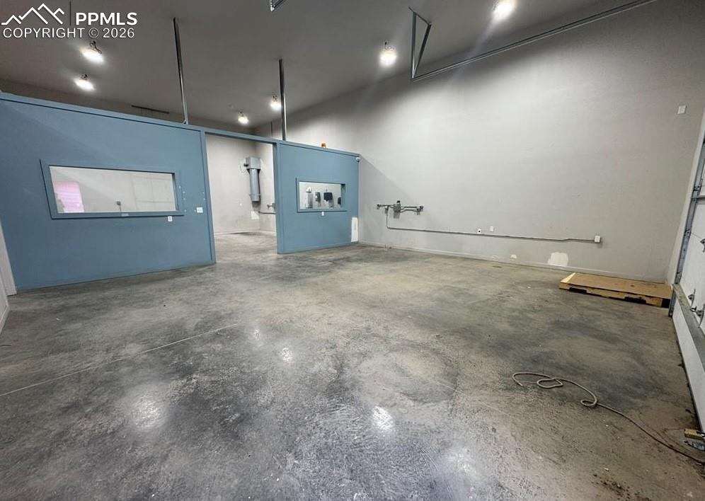 Image 45 of 50: Garage