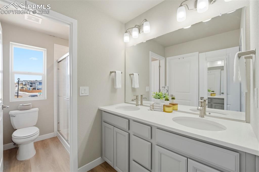 Image 20 of 42: Bathroom
