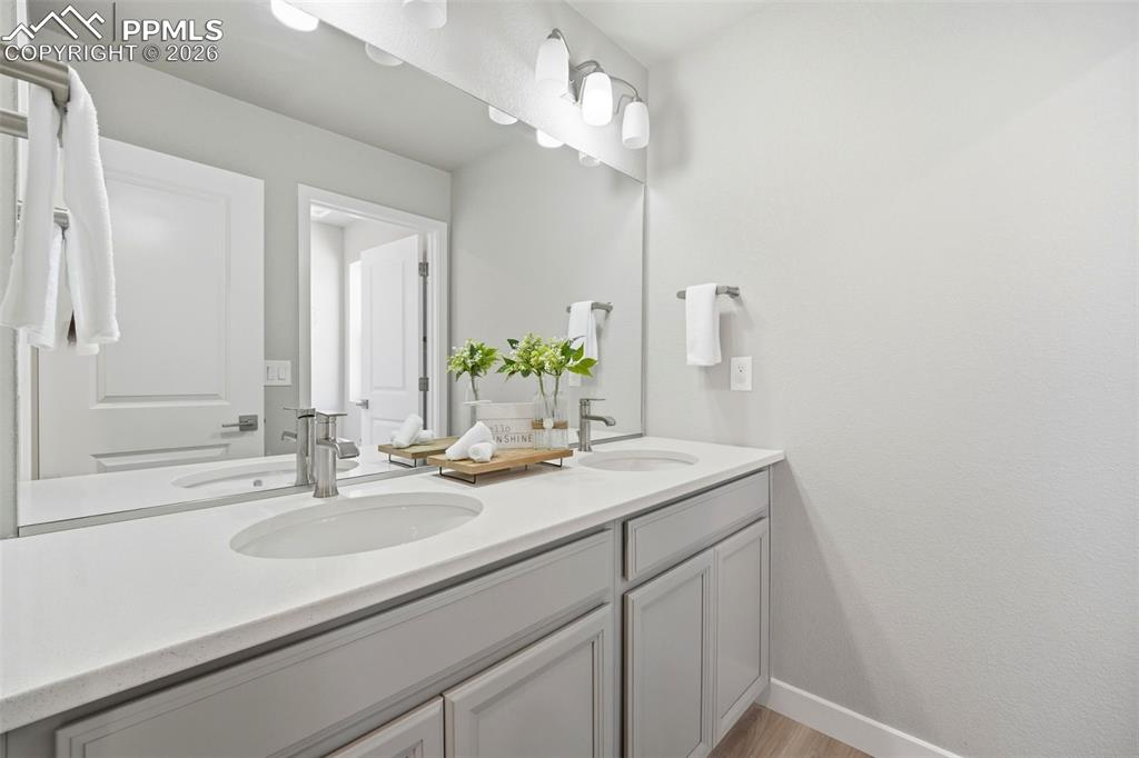 Image 22 of 42: Bathroom