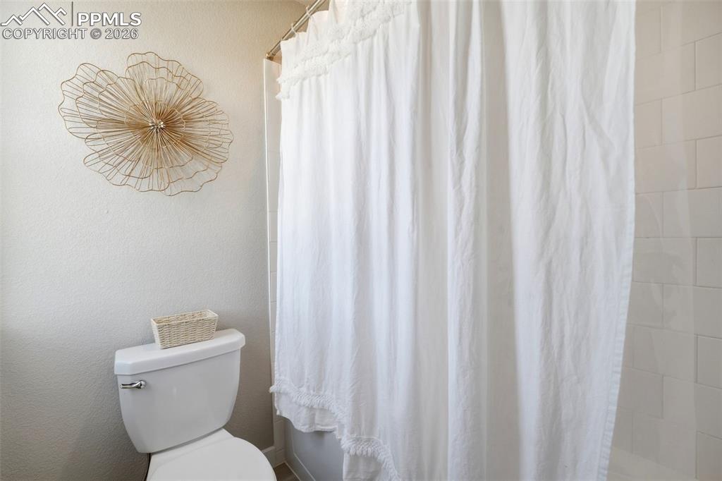 Image 23 of 42: Bathroom