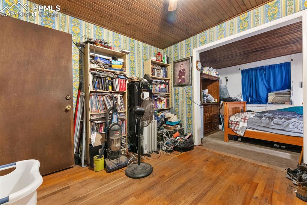 Image 12 of 23: Bedroom