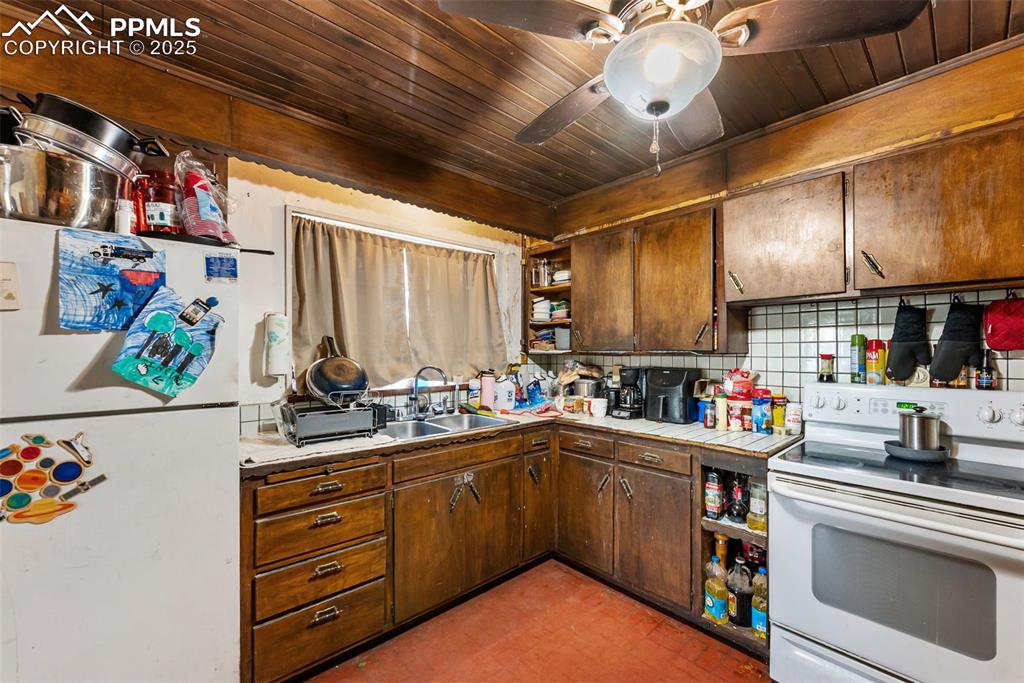 Image 17 of 23: Kitchen