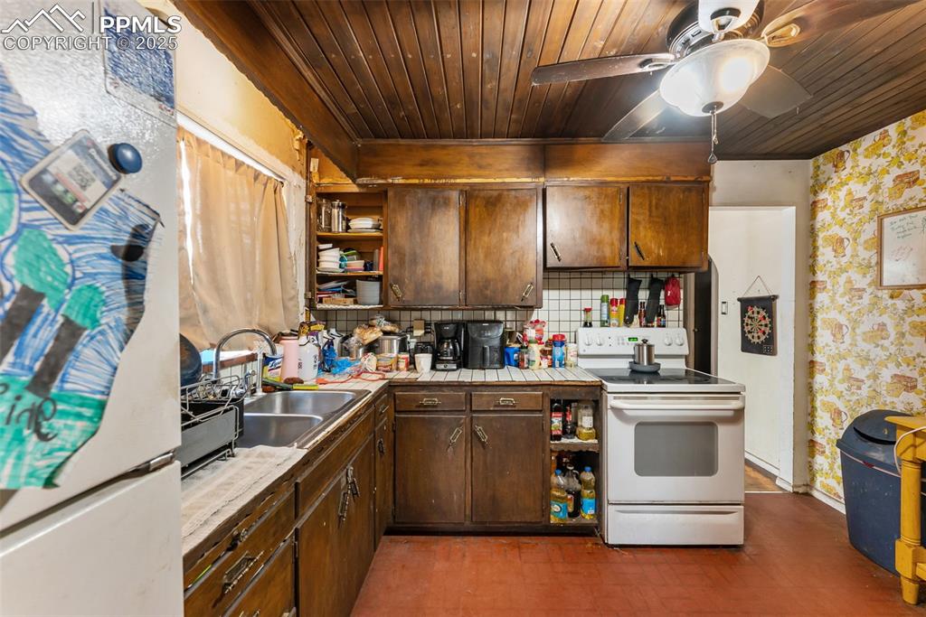 Image 18 of 23: Kitchen