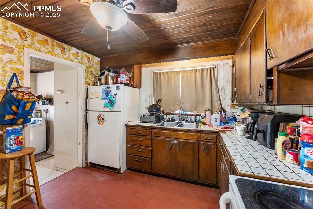 Image 19 of 23: Kitchen