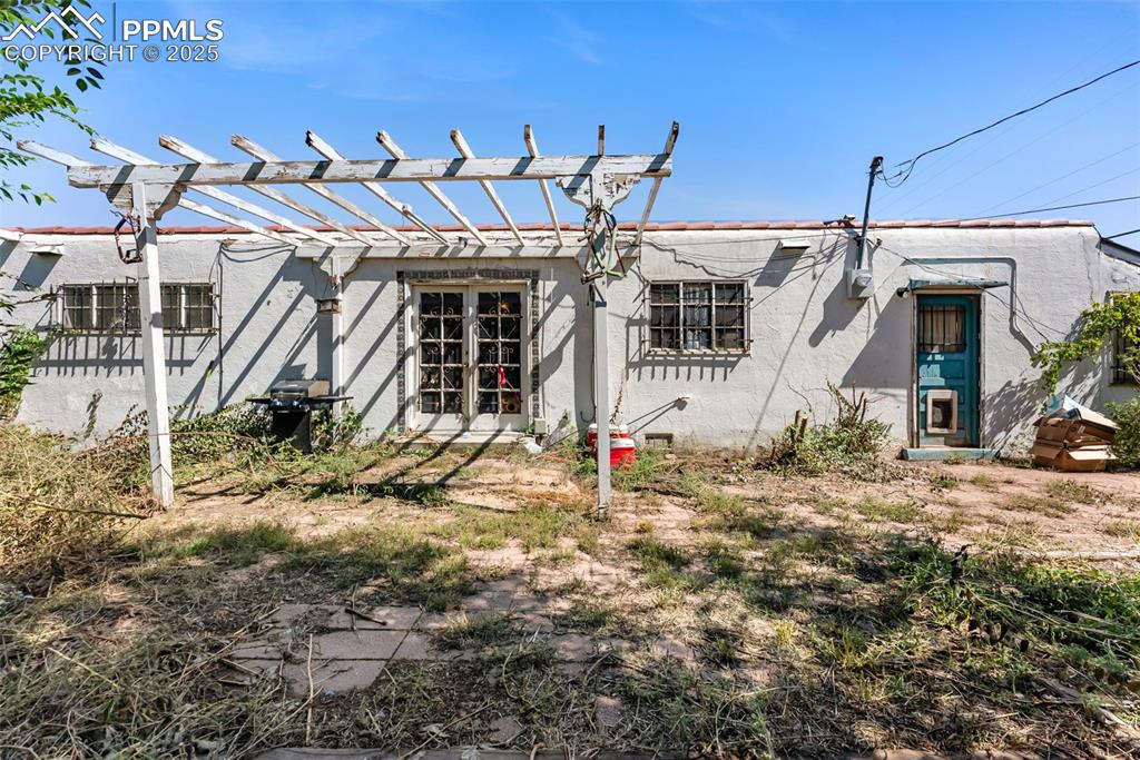 Image 20 of 23: Back of Structure