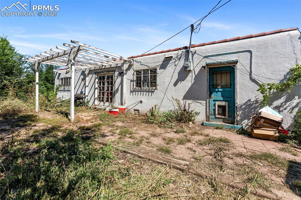 Image 21 of 23: Back of Structure