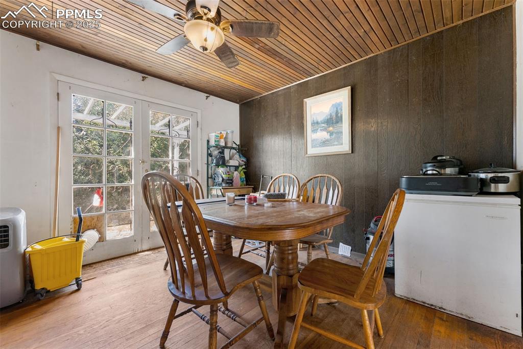 Image 4 of 23: Dining Area