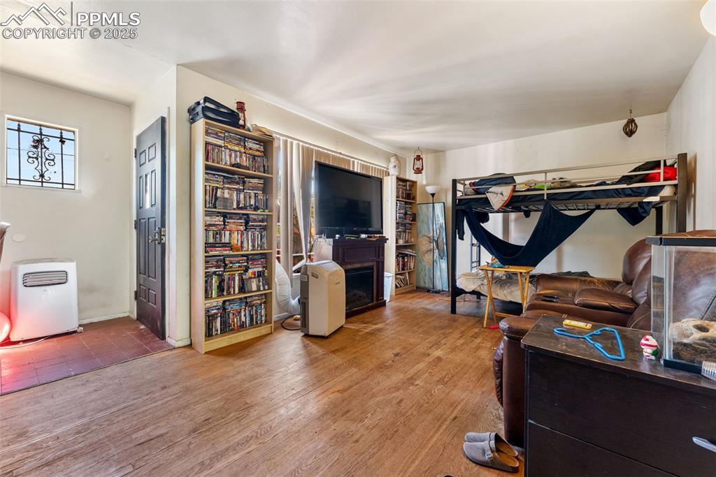 Image 6 of 23: Living Room