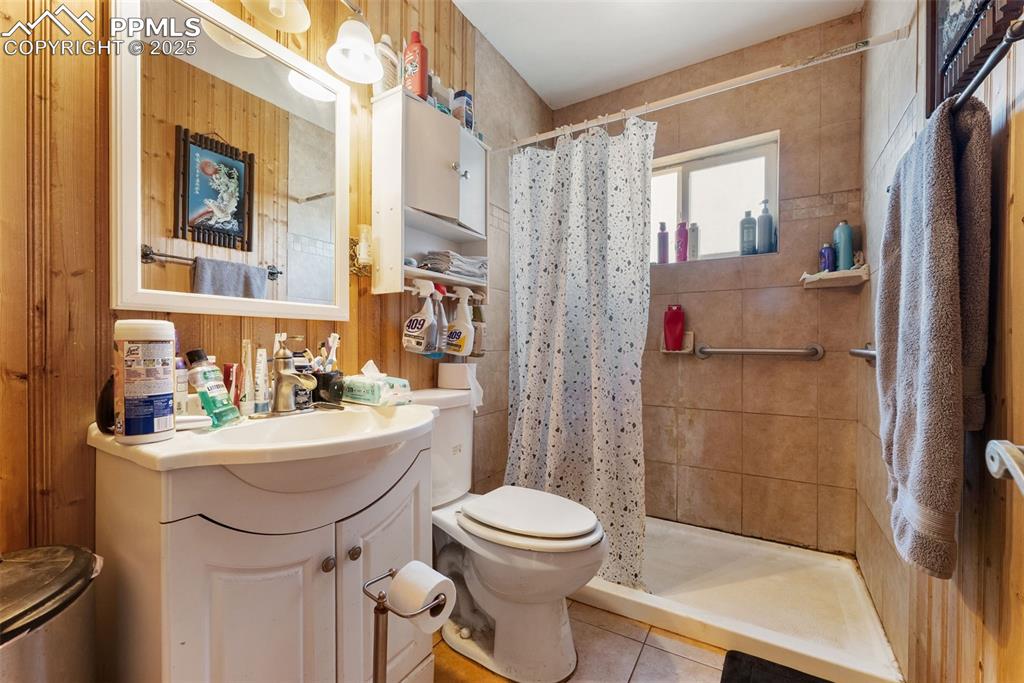 Image 9 of 23: Bathroom