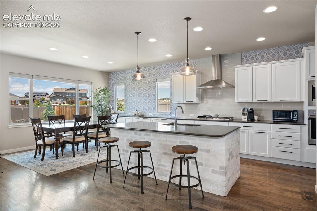 Image 15 of 41: Kitchen