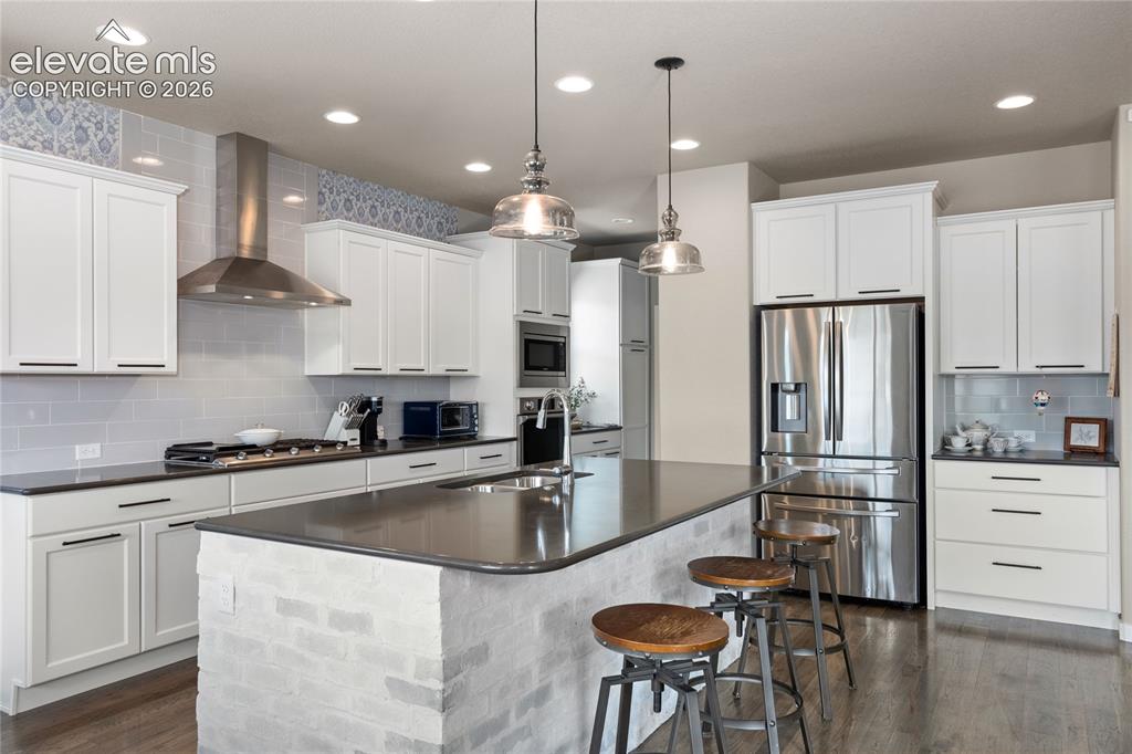 Image 17 of 41: Kitchen